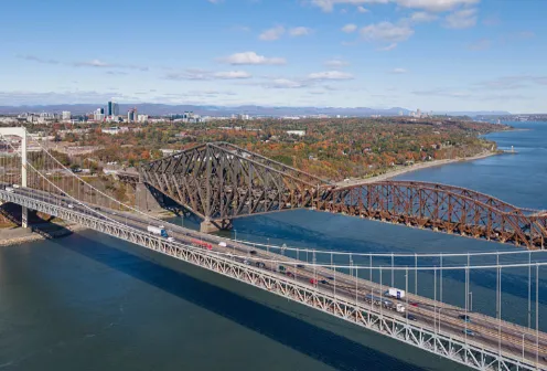 Vue urbaine au bord du fleuve avec un traversier